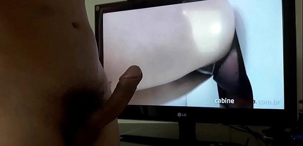  Batendo uma punheta assistindo atriz pornô
